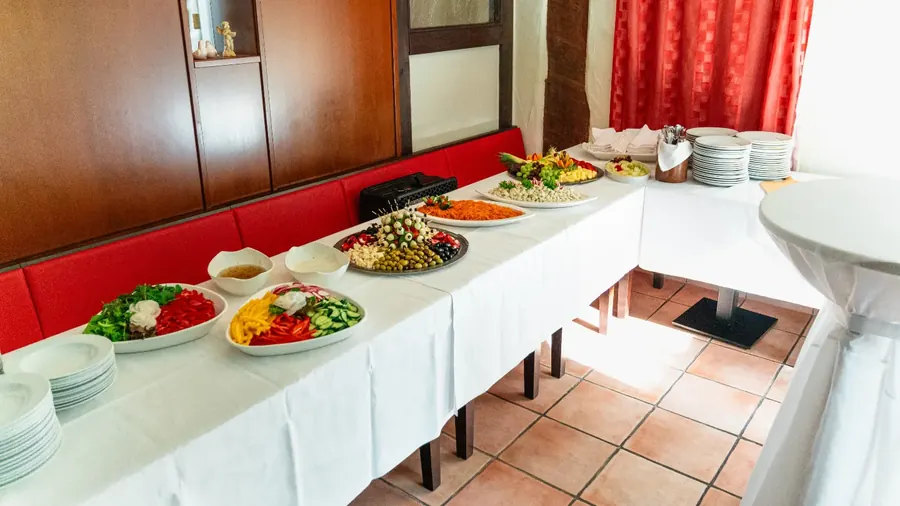Hochzeitsbuffet im Saal, fertig aufgebaut