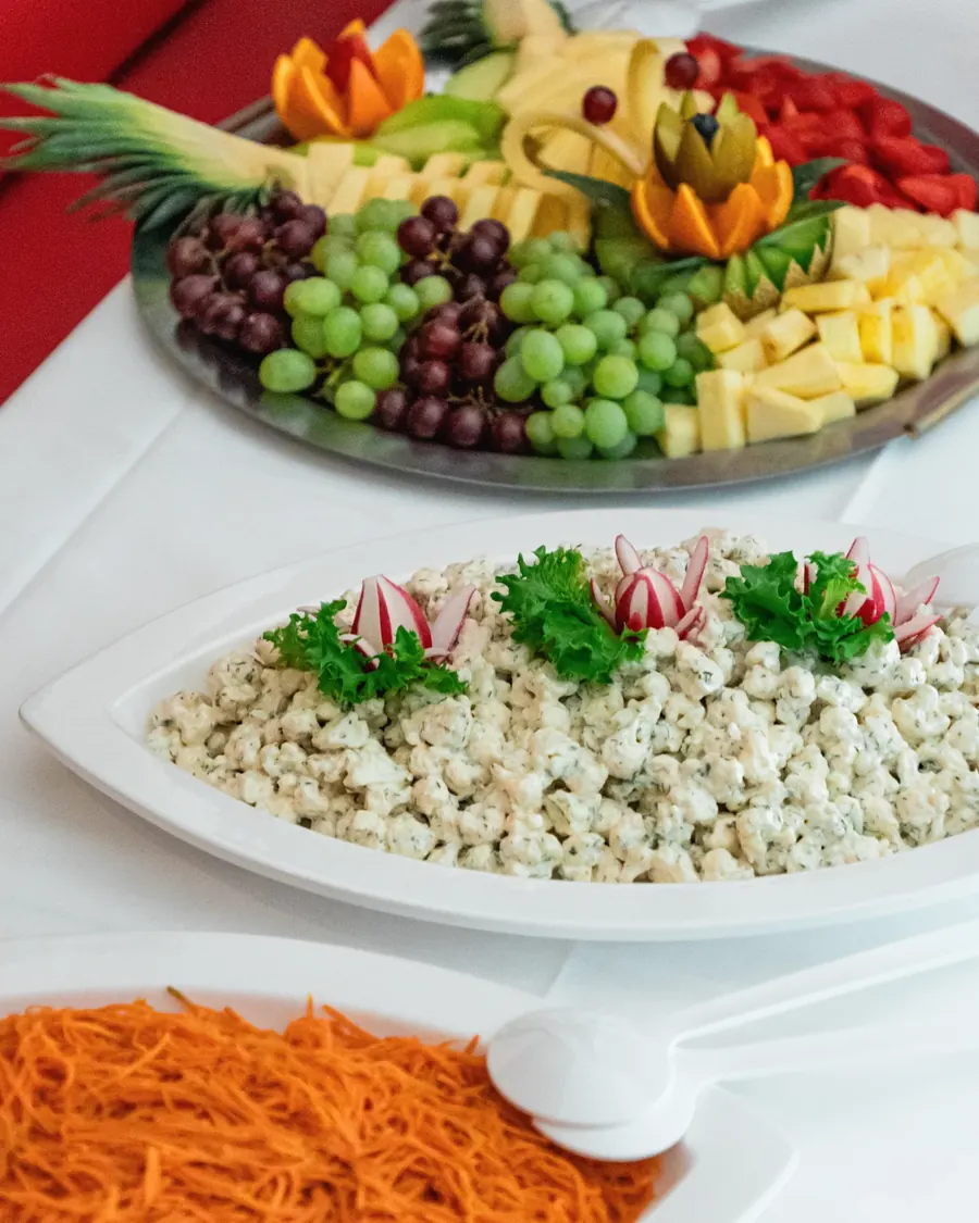 Obst, Nudelsalat und Möhrensalat am Buffet