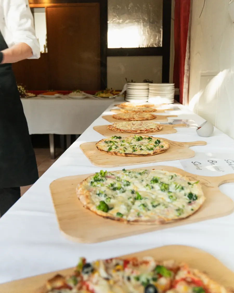 Pizza-Buffet auf langer Tafel bei einer Hochzeit