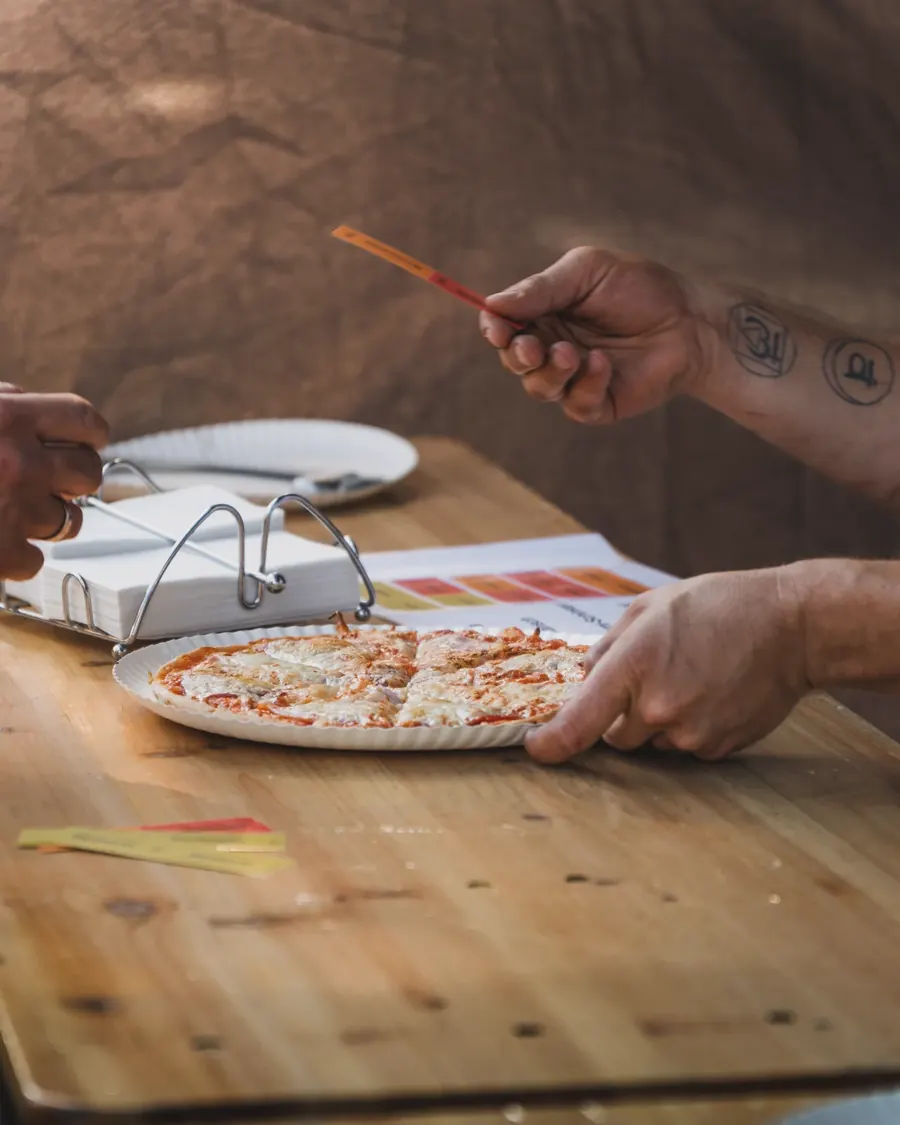 Coupon gegen Pizza: die Übergabe am Stand
