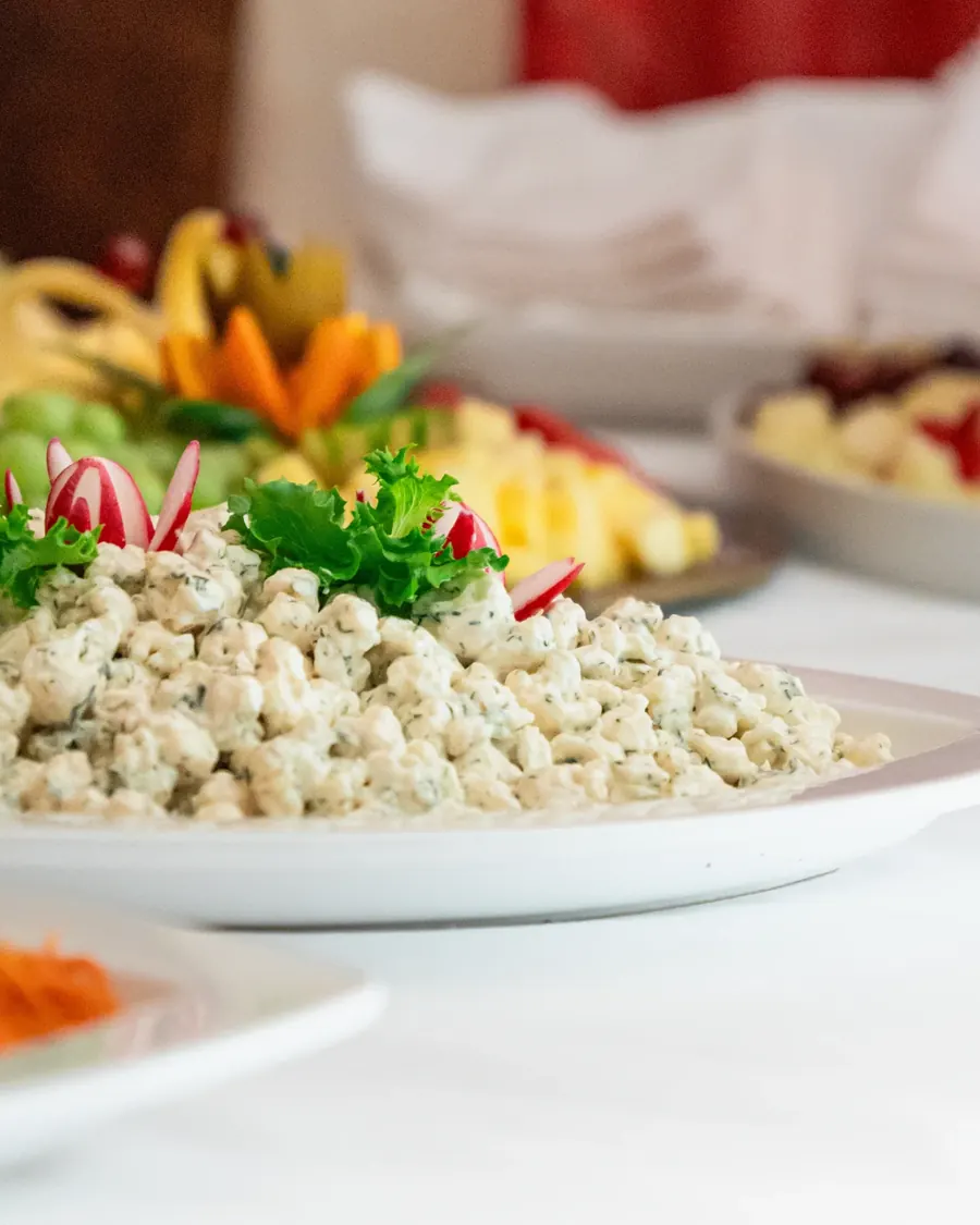 Nudelsalat, frisch angerichtet