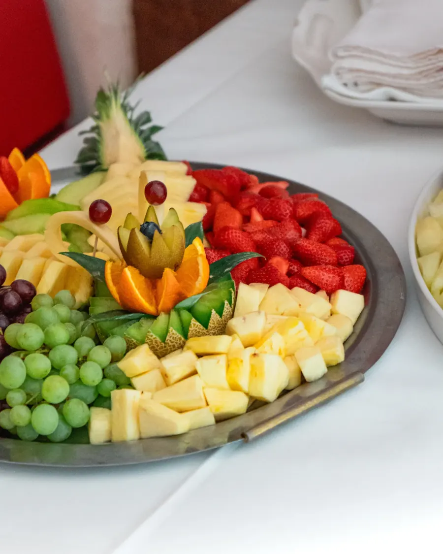Bunte Obstplatte am Hochzeitsbuffet
