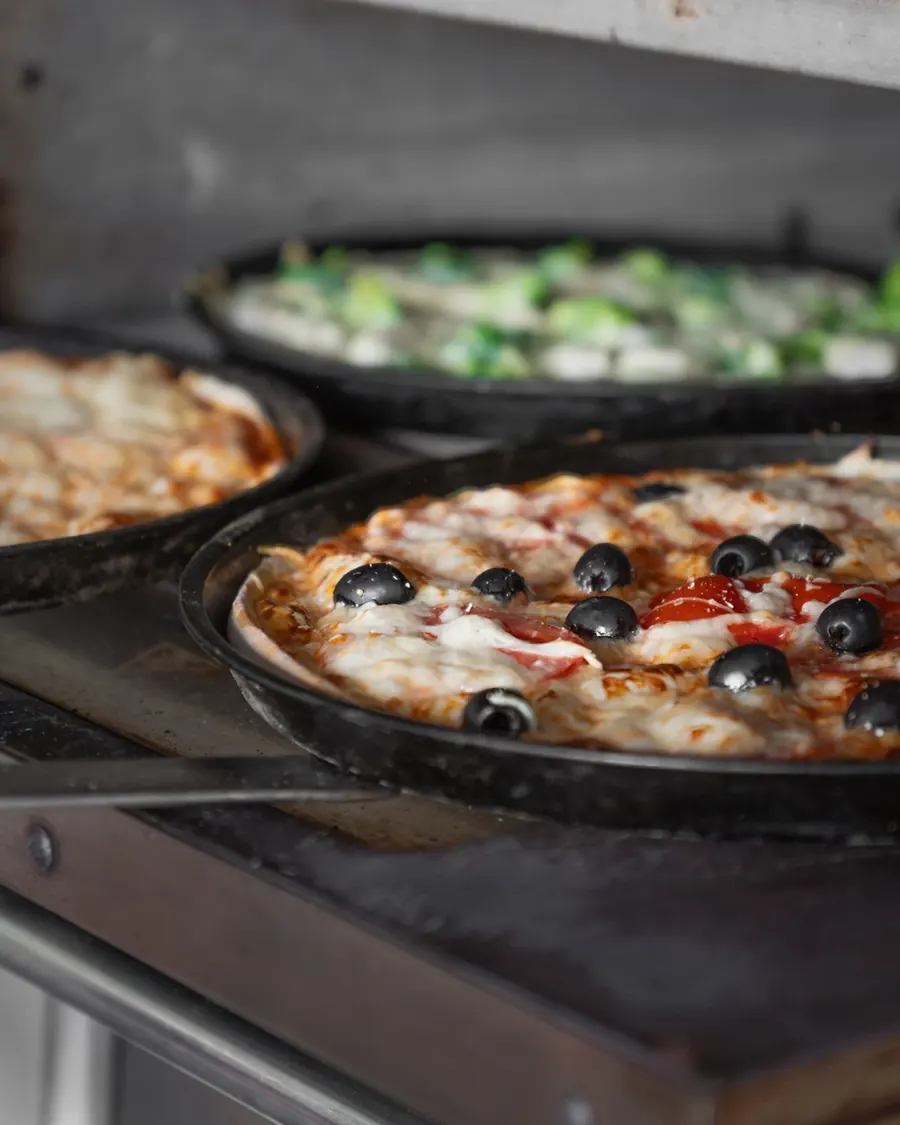 Pizzen mit Oliven backen im Ofen