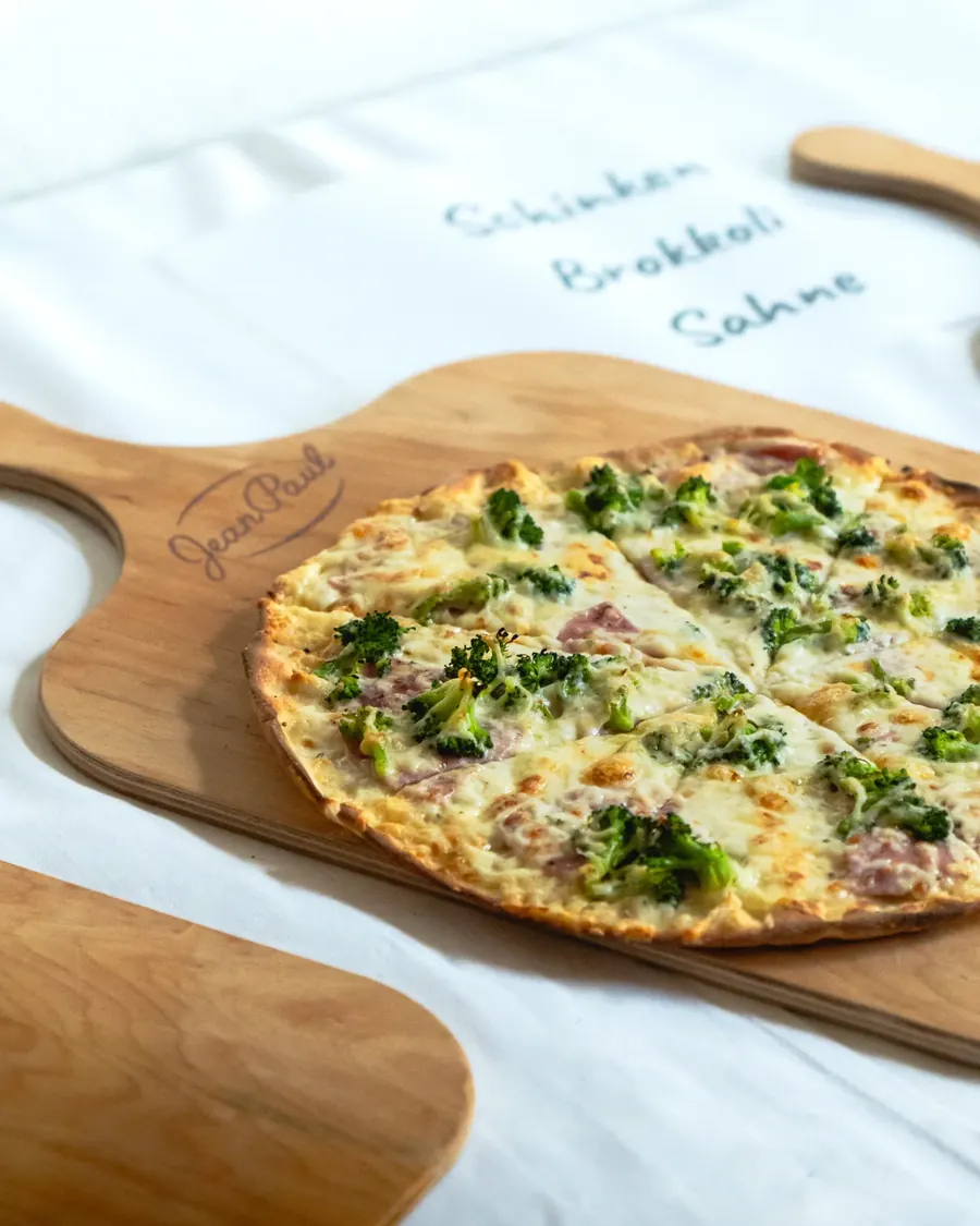 Pizza Schinken, Brokkoli und Sahne auf dem Brett