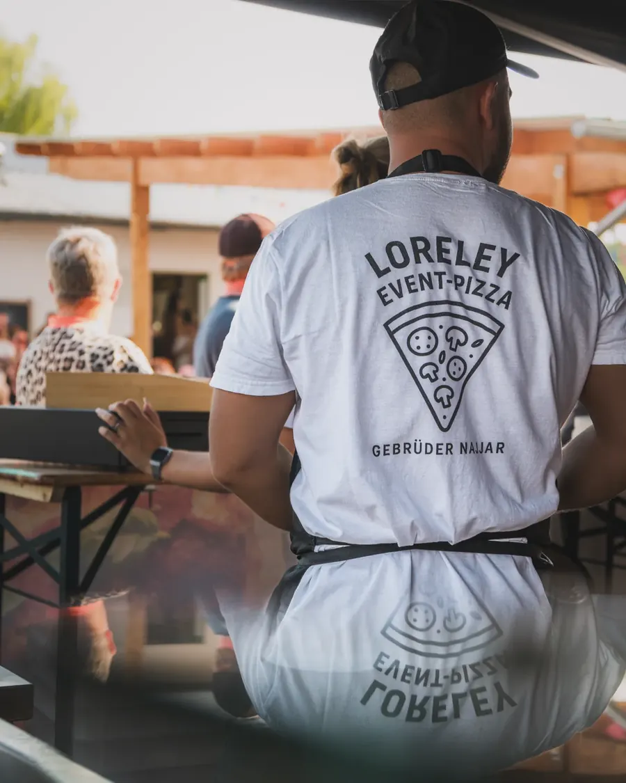 Unser Team im T-Shirt von Loreley Event-Pizza bei einem Fest