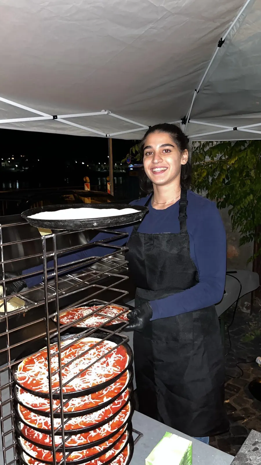 Abends am Stand, die nächsten Pizzen sind schon belegt